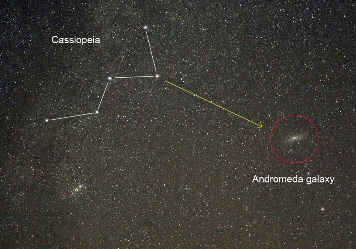 Откуда можно увидеть. Галактика м31 невооруженным глазом. Туманность Андромеды Созвездие. Галактика Андромеда на ночном небе невооруженным глазом. Как увидеть галактику Андромеда.