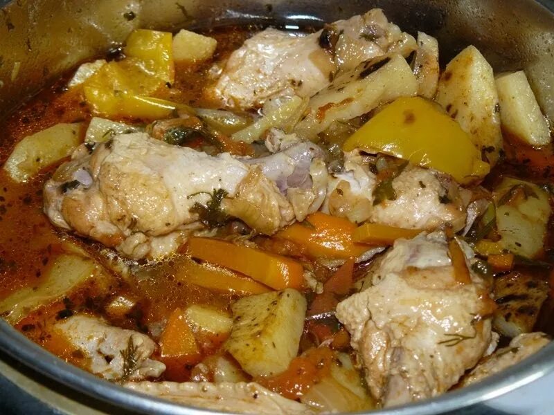 Рецепт жаркого из курицы. Жаркое из курицы. жаркое из курицы с картошкой. жаркое из крылышек куриных. жаркое из курицы с картошкой на сковороде.