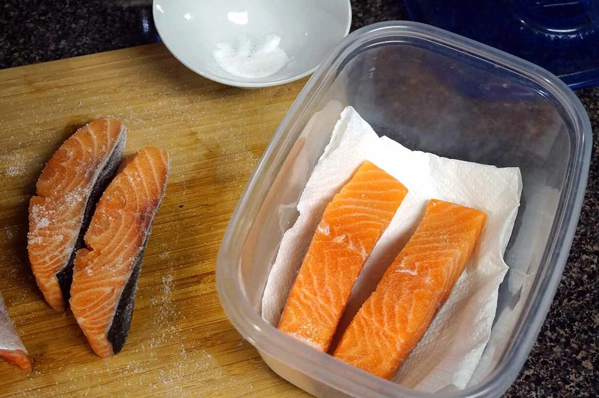 Рыба без холодильника сколько. Красная рыба соленая. Форель в холодильнике. Хранение соленой и слабосоленой рыбы. Красная рыба слабосоленая в домашних.