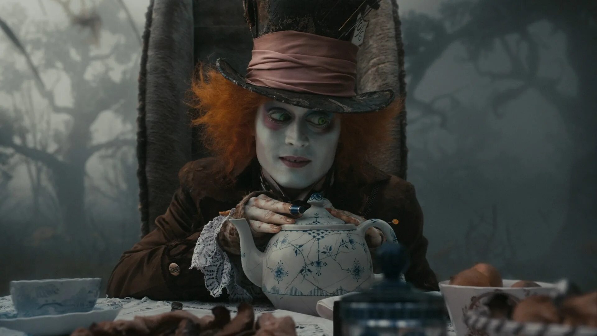 алиса чаепитие у шляпника. герои алисы в стране. шляпник пьющий чай. шляпник пьющий чай. алиса в зазеркалье чаепитие.