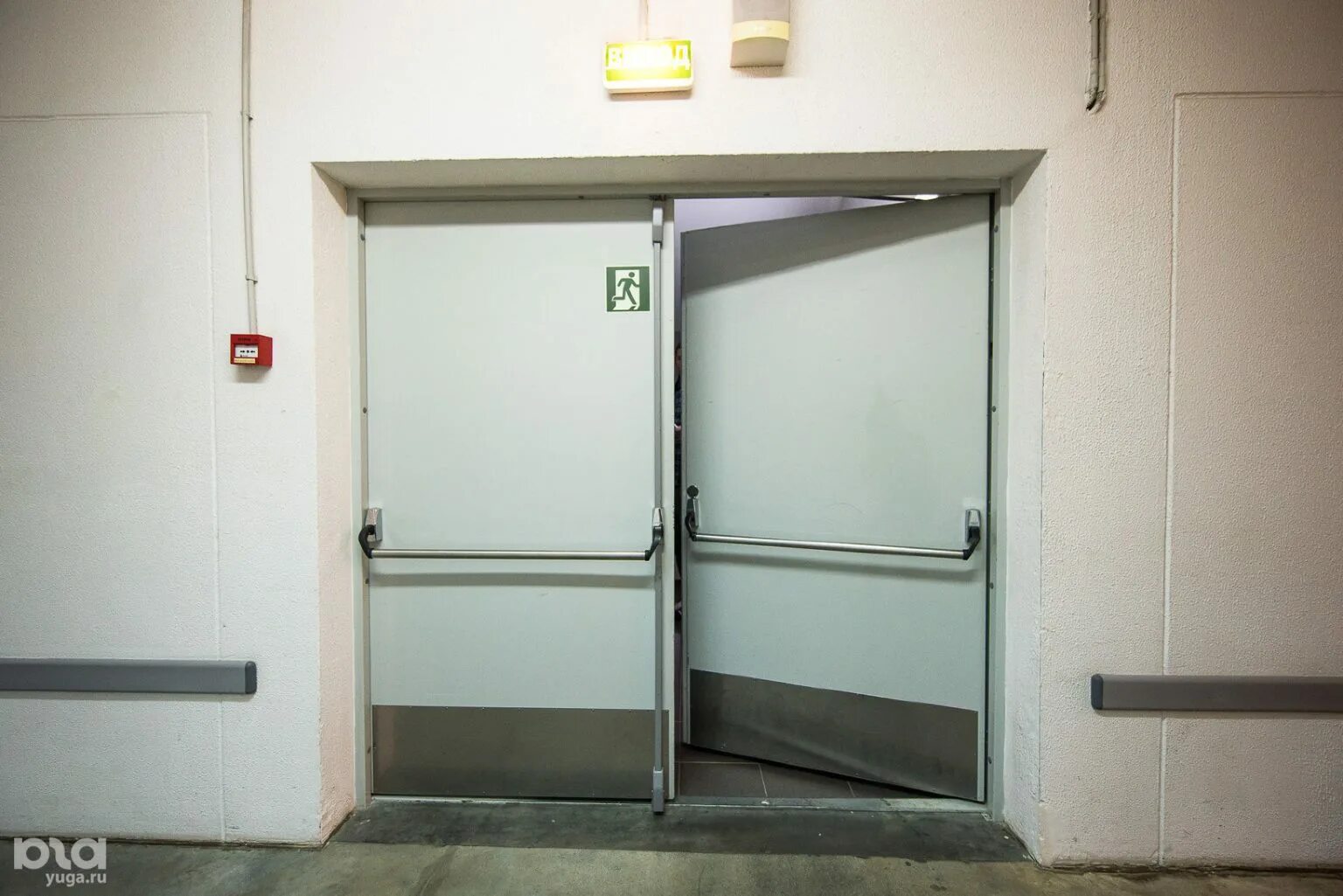 Автоматически открывающиеся двери