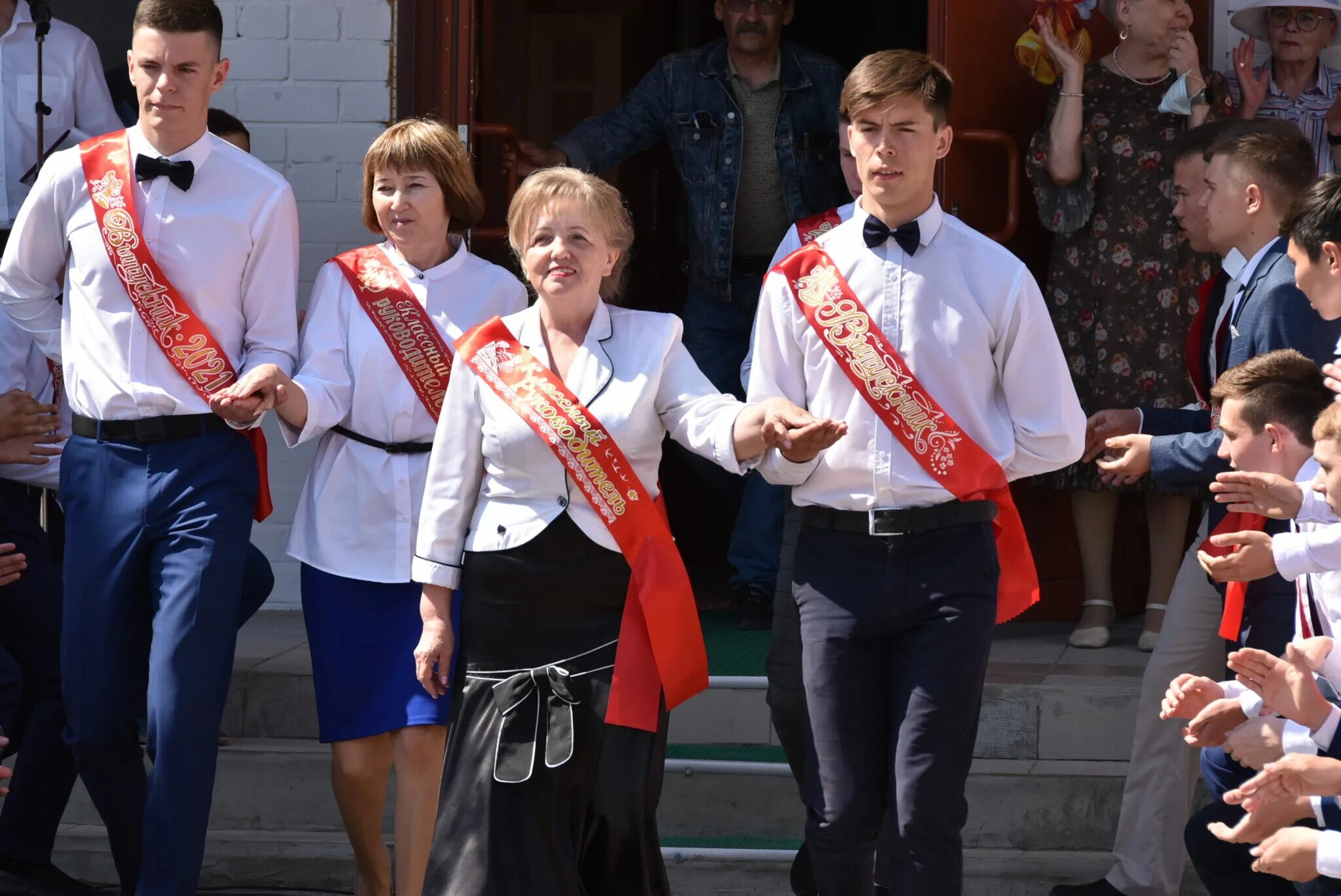 Окончила среднюю общеобразовательную школу