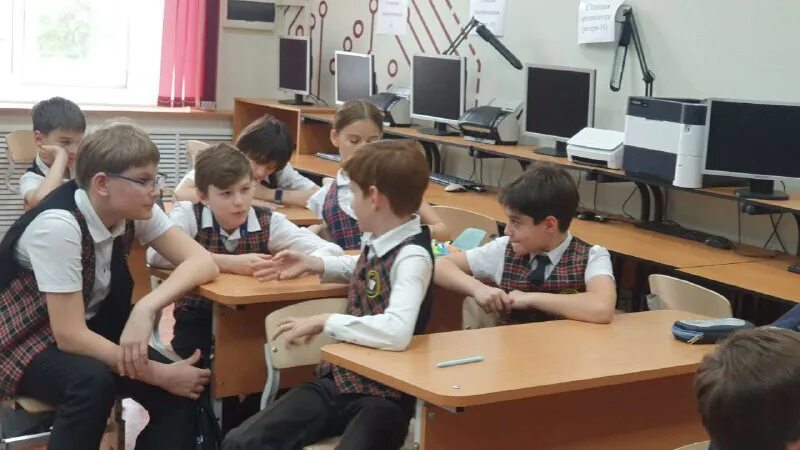 открыть последний класс. школьный класс в самаре. выпускной 9 класс иванищи. начальное образование в великобритании. радостный школьник.