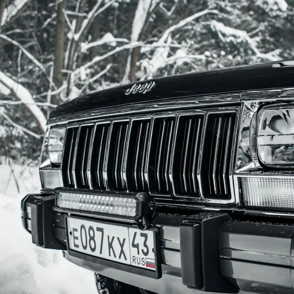 Песня черный джип. Легендарные Джипы. Черный джип мафии. Jeep Cherokee XJ жалюзи на капоте. Черный джип с золотой решеткой.