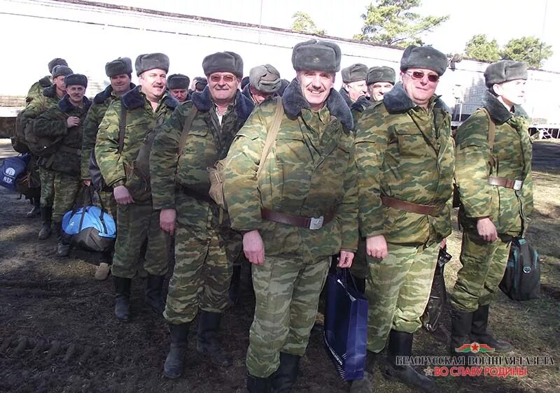 Армейские сборы. Закон о повышении предельного возраста пребывания в запасе. Таблица снятия с воинского учета по возрасту. Солдат запаса. Военные сборы.