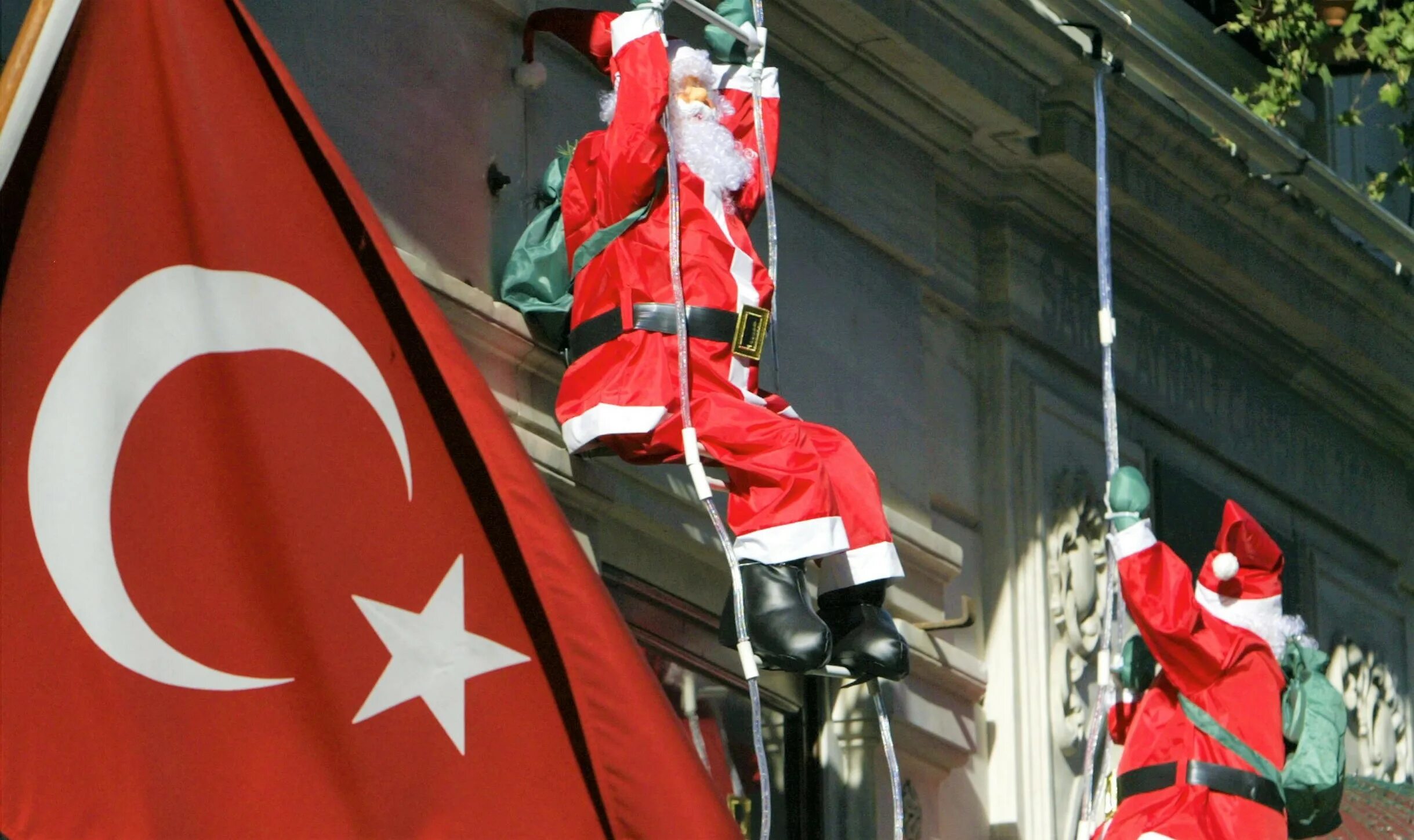 Новый год в турции босфор. Стамбул новогодний босфор. Салют в стамбуле. Стамбул турция 2021 фото. Салют в стамбуле.