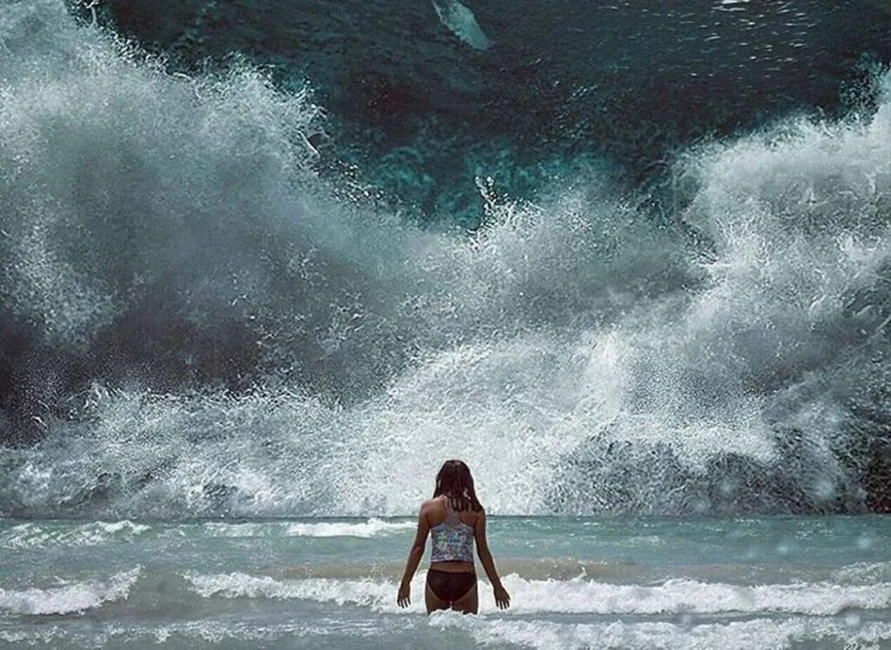 Девушка перед волной. Море волны человек. Девушка и штормовое море. Огромная волна и человек.