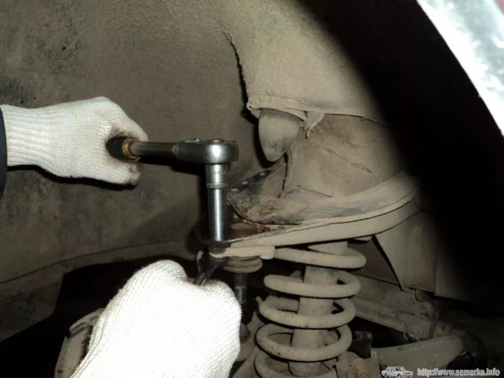 Меняем шаровые на ваз 2107. Крепление верхней шаровой опоры ваз 2107. Съёмник шаровых опор ваз 2107. Гайка шаровой ваз 2107. Нижняя шаровая опора ваз 2106.