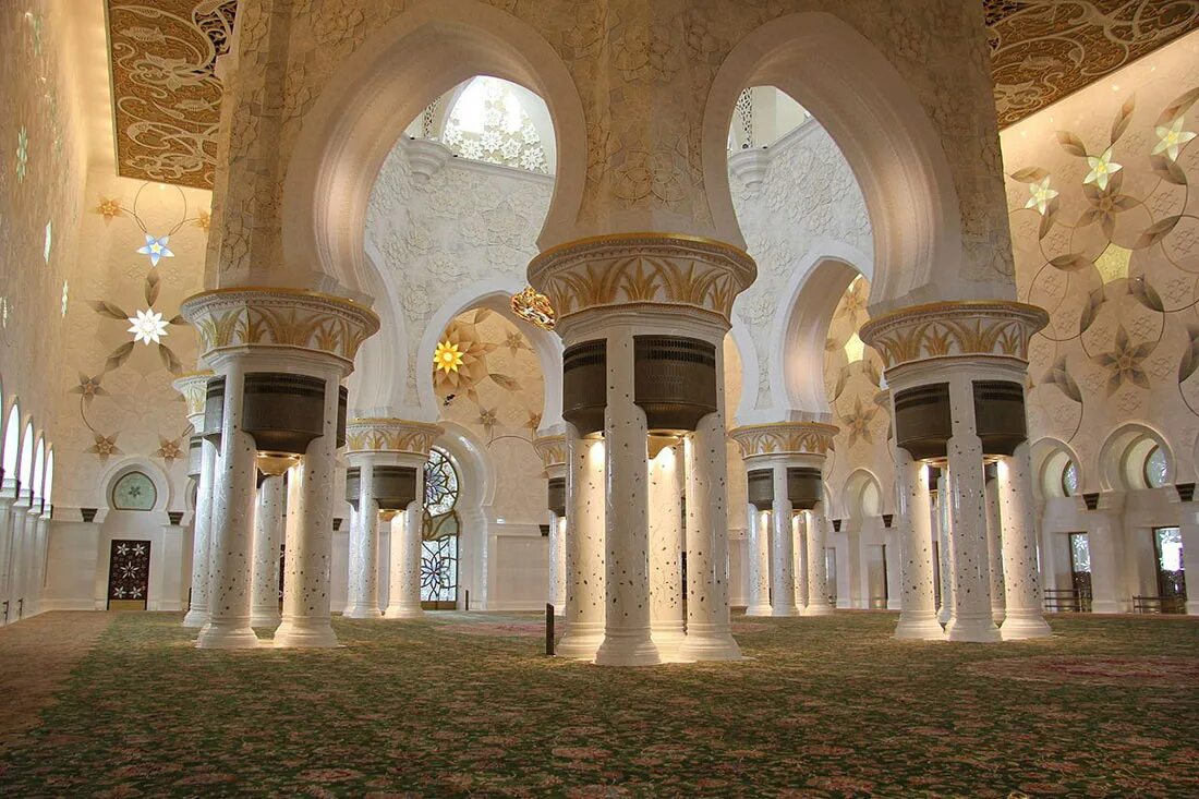 Чем украшают мечети. Музей шейха Зайда. Мечеть шейха Зайда Абу-Даби. Дворец Халифа. Мечеть в Абу Даби внутри.