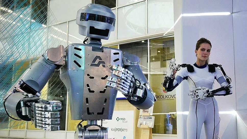 Человек разрабатывающий роботы. Робототехника будущего. современные антропоморфные роботы. первый современный робот. роботы и перспективы робототехники.