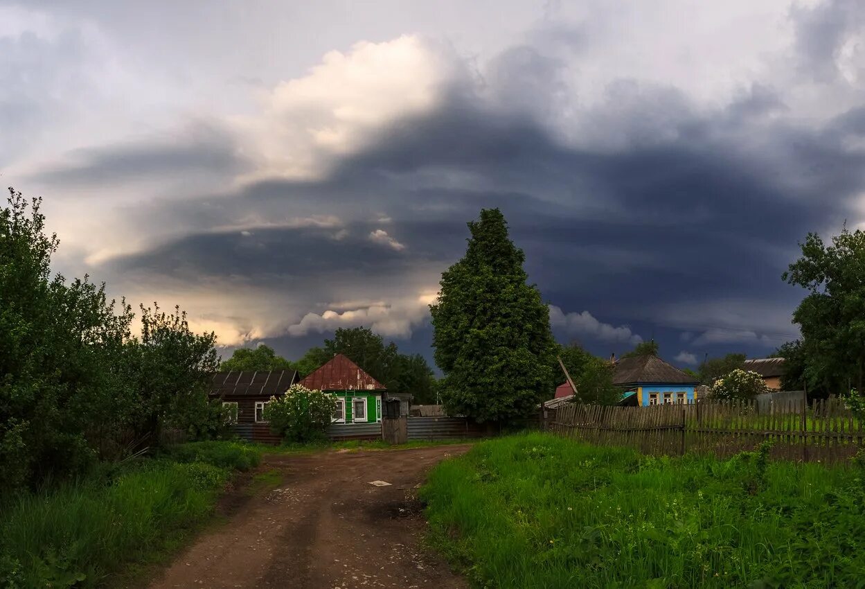 После деревне. Гроза в русской деревне. Лето средней полосы перед грозой. Природа домик перед грозой. Эстетика грозы в деревне.