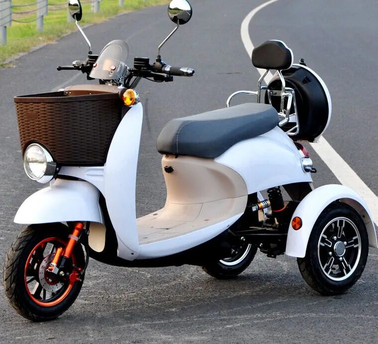 Электроскутеры 2хместные. Электротрицикл mytoy sport 1000 w. Honda 3 колесный мопед. Скутер трицикл трехколесный 50 куб. Трицикл triscooter.