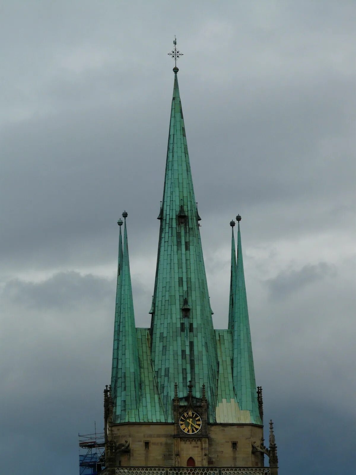 Древний шпиль. Таллин Церковь зеленый шпиль. Шпиль (архитектура). Старинные здания со шпилями.