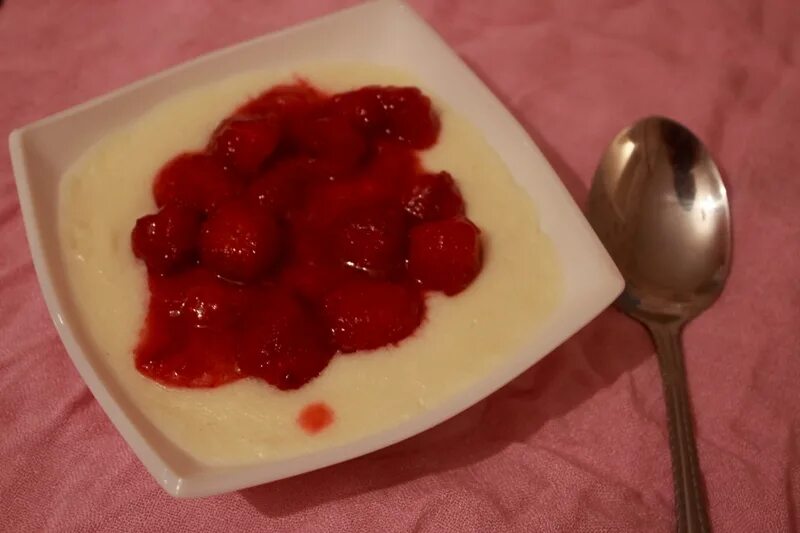 ягода манка. манная. манная каша с фруктами и ягодами. ягода манка. ягода манка.