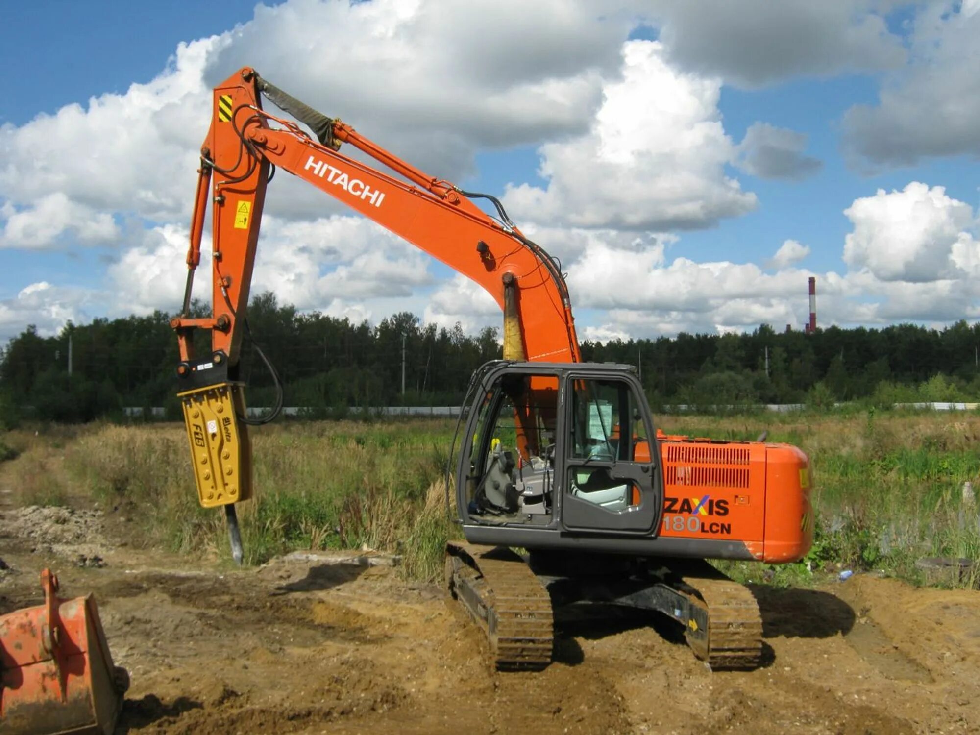 Hitachi ZX 50u. Экскаватор гусеничный Hitachi zx330lc-3. Zx330lc-5g. Гидромолот на Хитачи 330. Аренда гусеничного экскаватора с гидромолотом