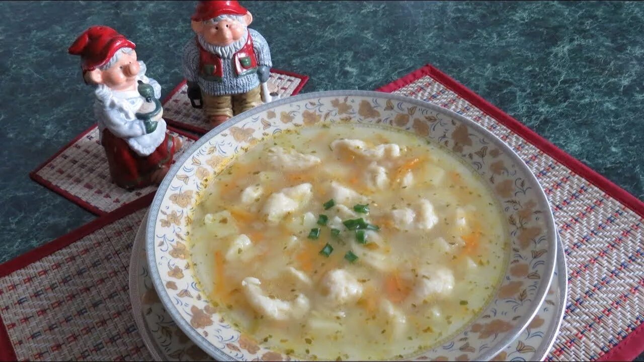 Суп с клецками с манкой. Суп с галушками из манки. суп с клецками из манки. суп из манки на курином бульоне. куриный суп с манкой.