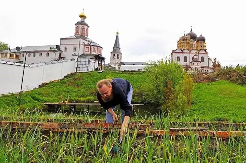 Послушники мужского монастыря. Трудники в монастыре мужском монастыре Великий Новгород. Трудница в монастыре. Монастырский трудник. Работники монастыря.