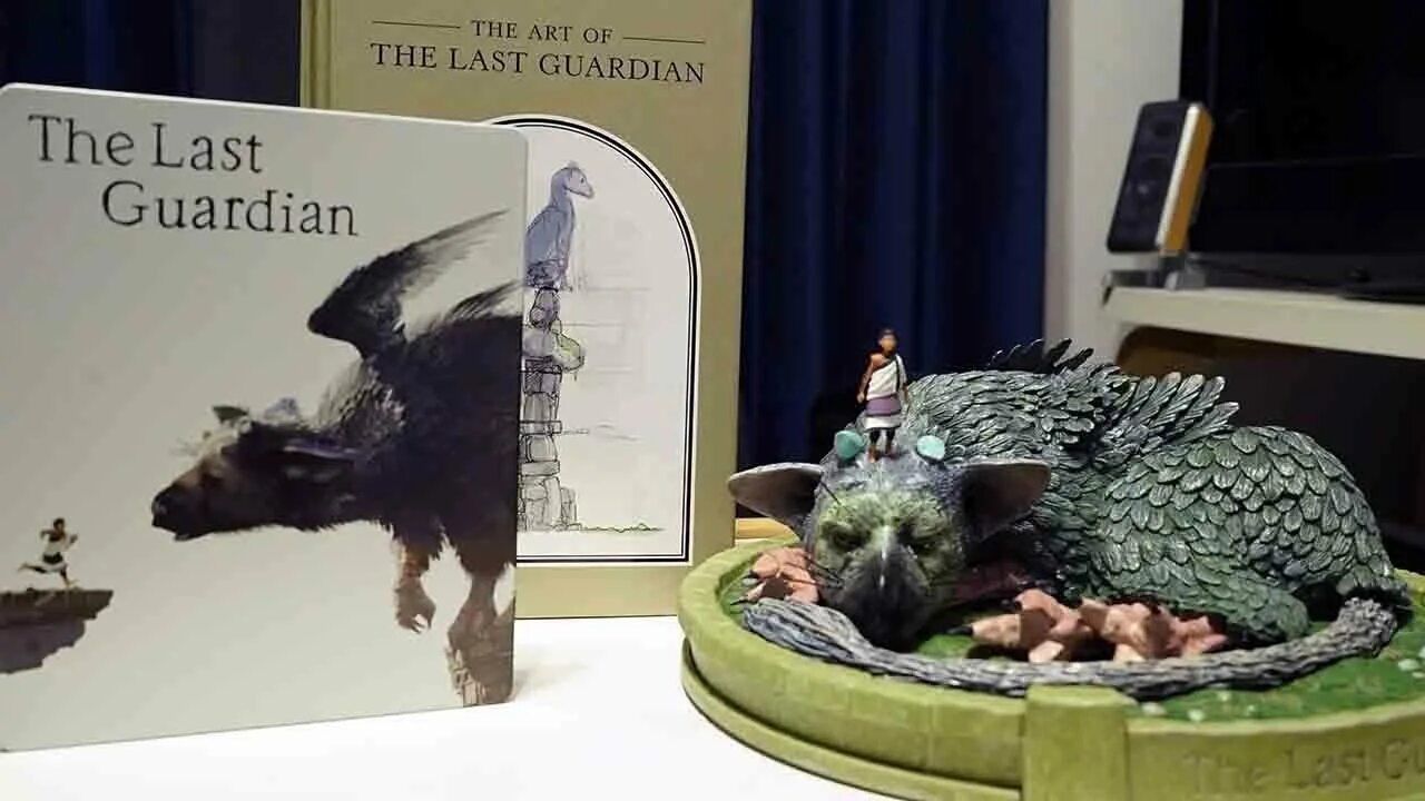 Последний страж том 1 читать. The last Guardian фигурка. Коллекционка the last Guardian. The last Guardian коллекционное издание. The last Guardian Collector's Edition.