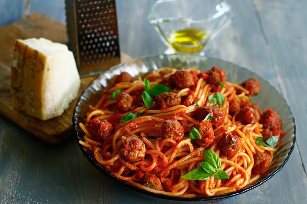 спагетти с томатным соусом и фрикадельками в томатном соусе. тефтели с макаронами. паста с мясом в томатном соусе. спагетти с мясом в томатном соусе. паста с мясом в томатном соусе.