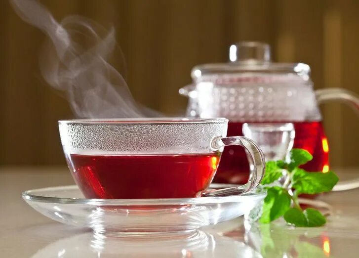 Горячий чай. Чашка горячего чая. Кружка чая с паром. Теплый чай. В жару пьют горячий чай
