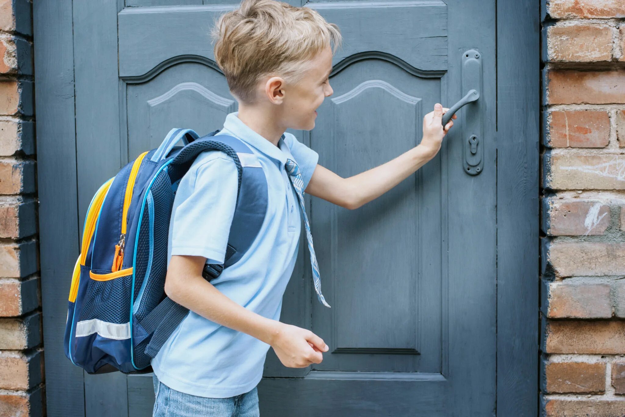 Мальчик и дверь открылась. Школьник с рюкзаком. Двери в школе. Мальчик у двери. Мальчик придерживает дверь.