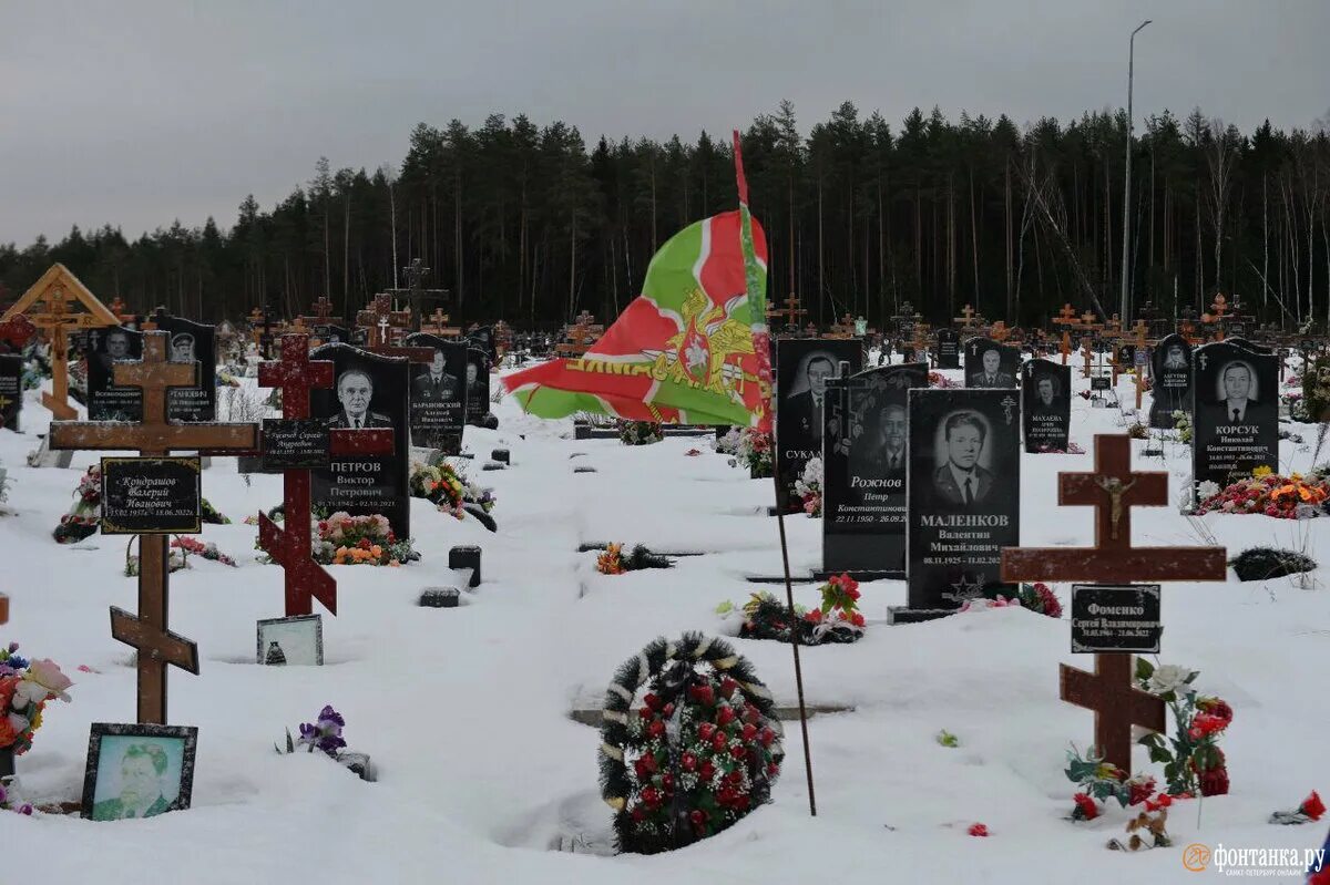 Ухоженное кладбище. Почётное кладбища. Кладбище плутон оренбург. Сельское кладбище фото. Место на кладбище.