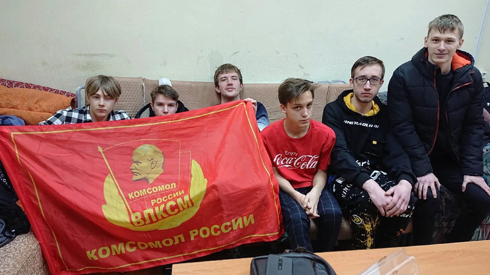 Ростовский комсомолец подводная лодка. Газета московский комсомолец 1987 год. Значок комсомолец подводник. Российский комсомолец. Московский комсомолец 1990.