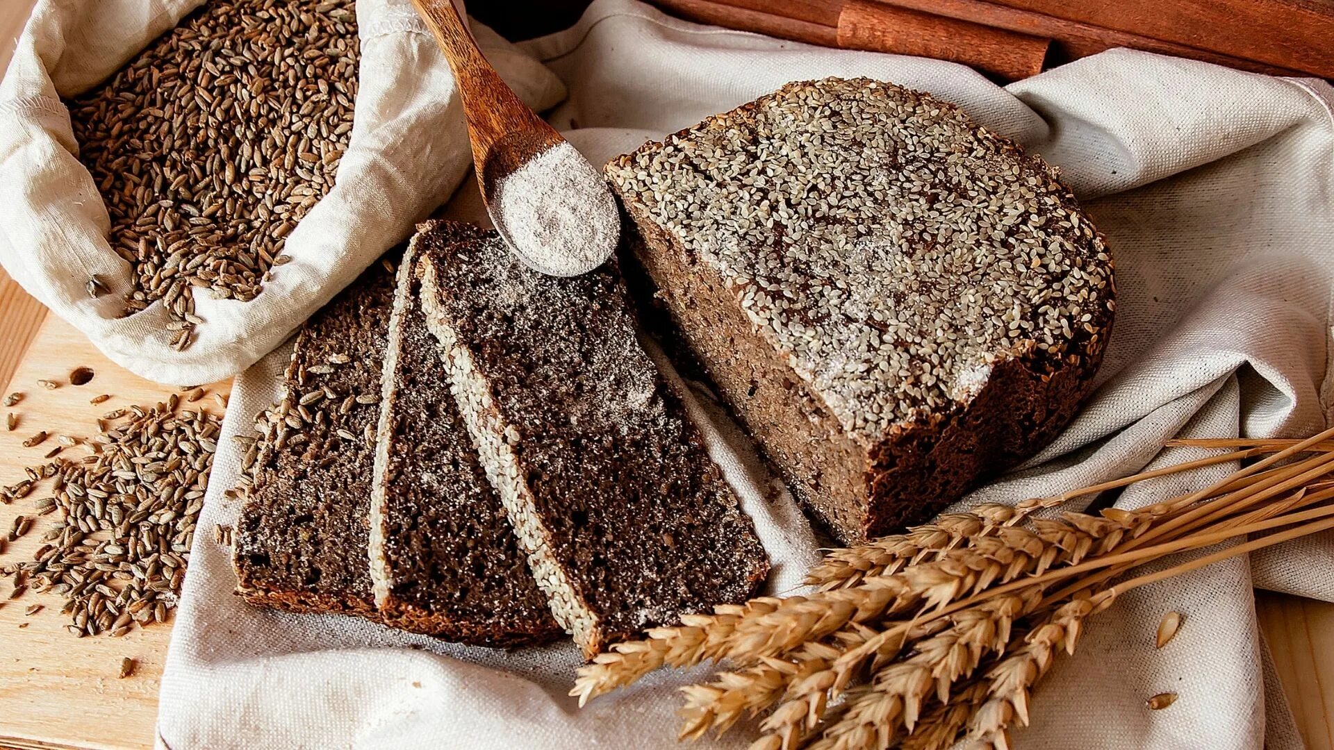 Пшенично гречневый хлеб. Хлеб. Черный хлеб. Белый и ржаной хлеб. Хлебцы из цельнозерновой муки.