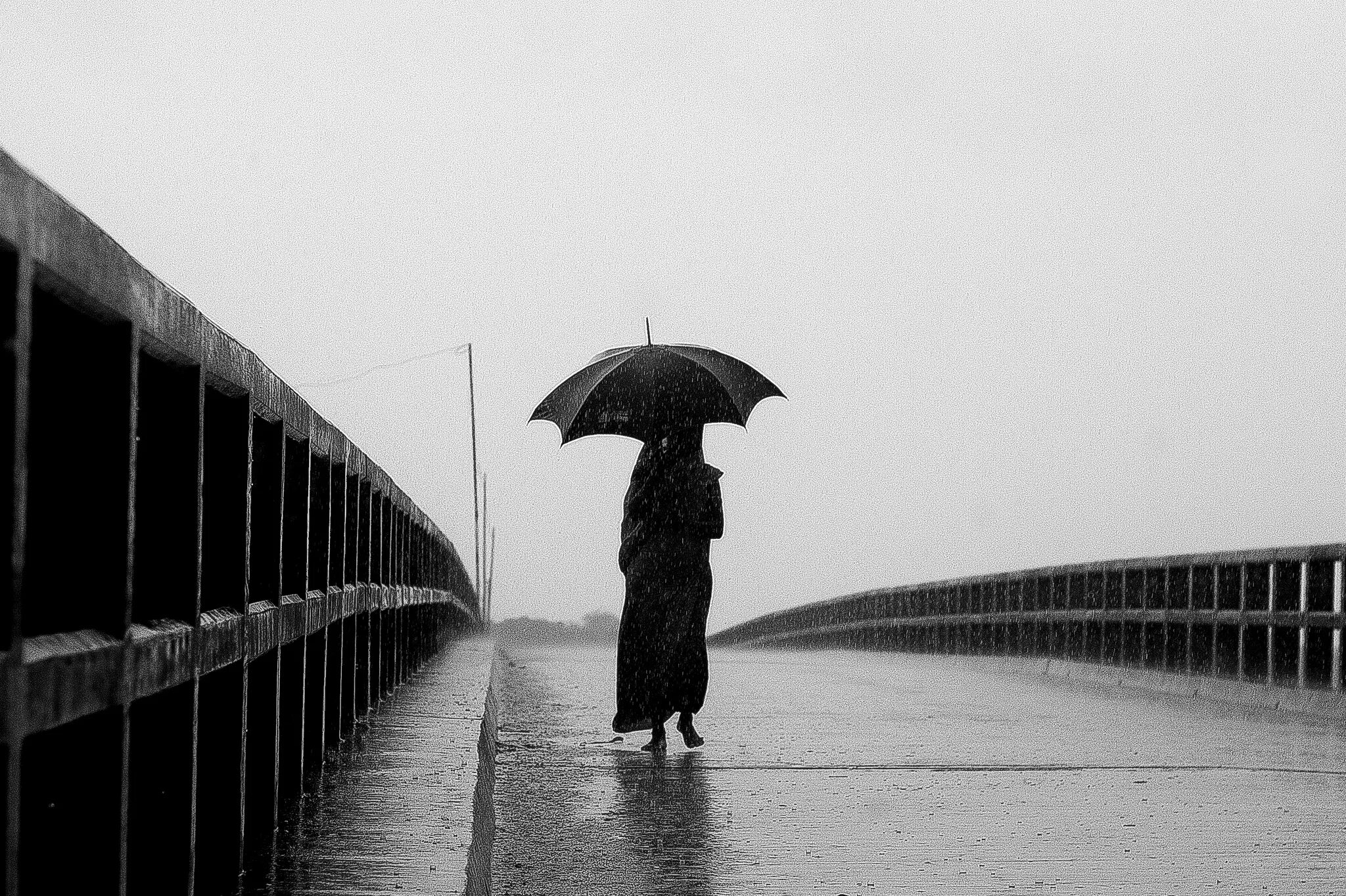 Пенья дождя. Бангладеш дожди. People take Umbrellas in Rainy Days.