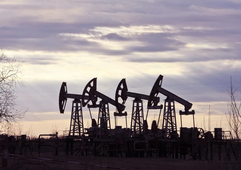 Добыча углеводородов. Нефть. Нефтяной насос. Нефтяная вышка. Добыча нефти и газа в хмао.