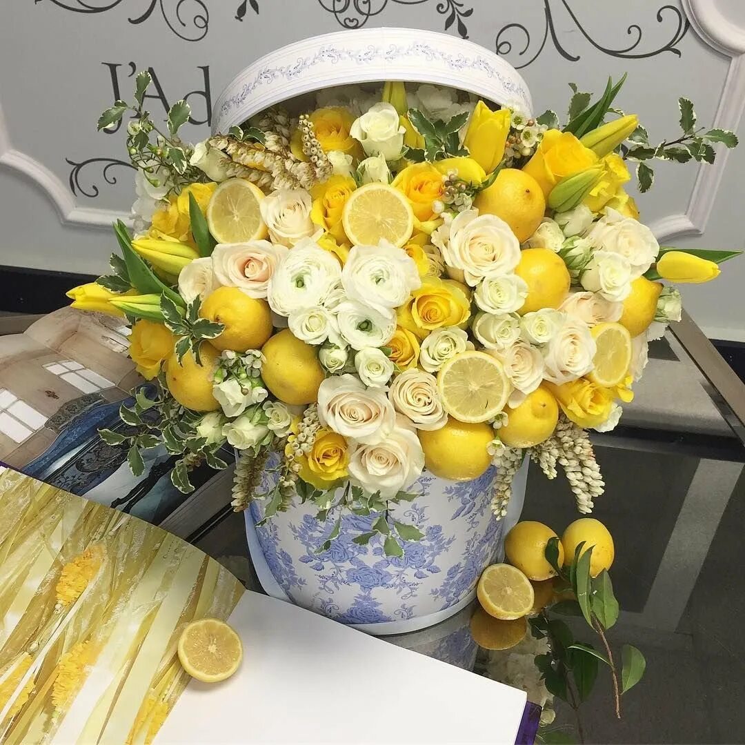 Букет жёлтых роз фловерс гарден. Композиция с желтой хризантемой. Композиции из желтых роз. Нежный желтый букет. Композиции с желтыми розами.