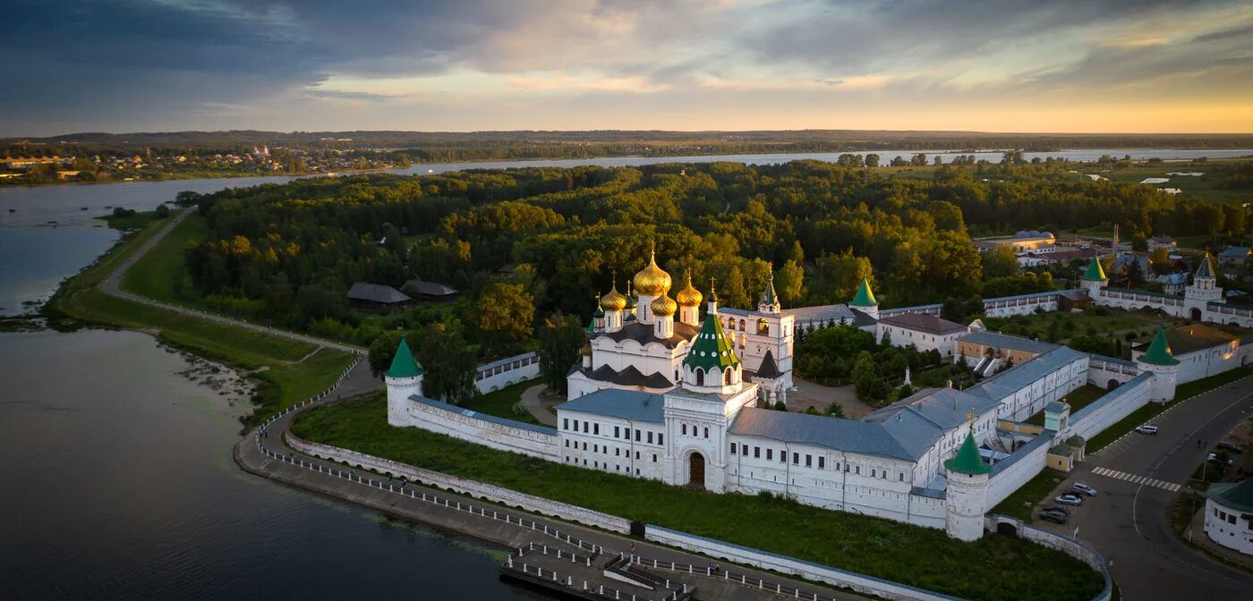 Ипатьевский монастырь кострома. Свято-Троицкий Ипатьевский монастырь. Золотое кольцо Ипатьевский монастырь в Костроме. Костромская область Ипатьевский монастырь.