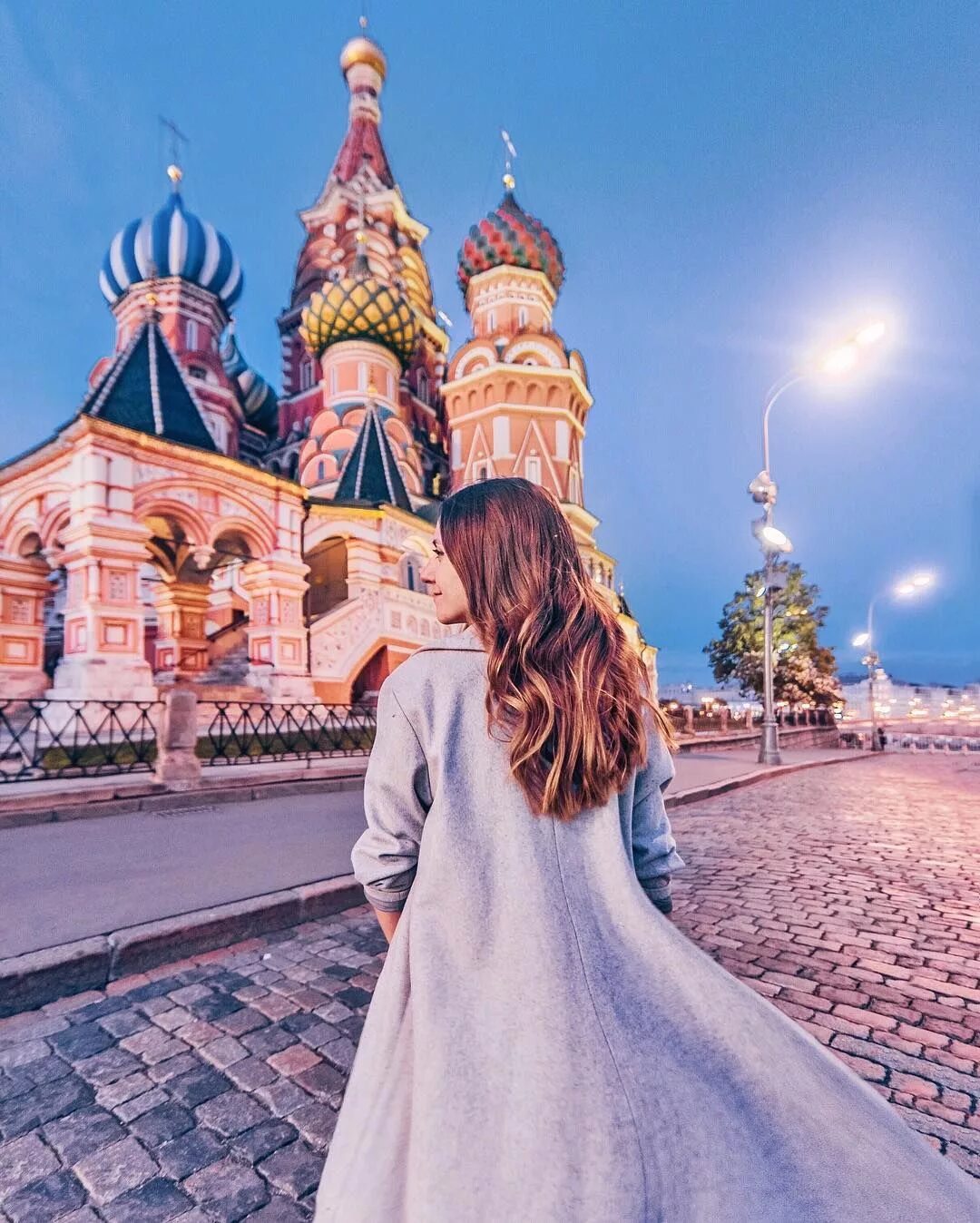 Москва фотогеничная. Девушка на красной площади. Фотосессия на красной площади. Красивая девушка на красной площади. Фотосессия в Кремле.