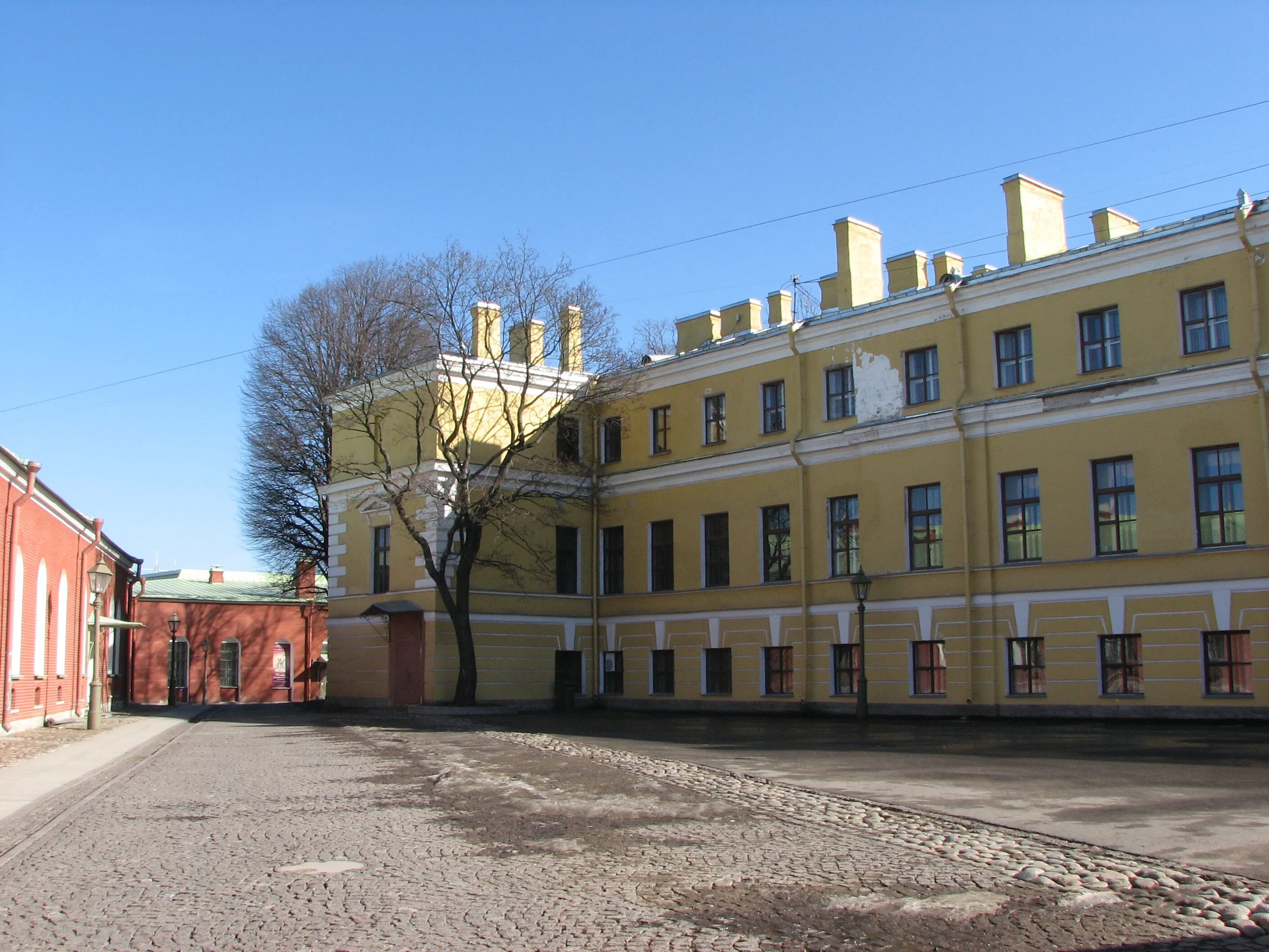 Главное казначейство Петропавловской крепости. Петропавловская крепость здание главного казначейства. Здание главного казначейства СПБ. Историческое здание казначейства в Питере.