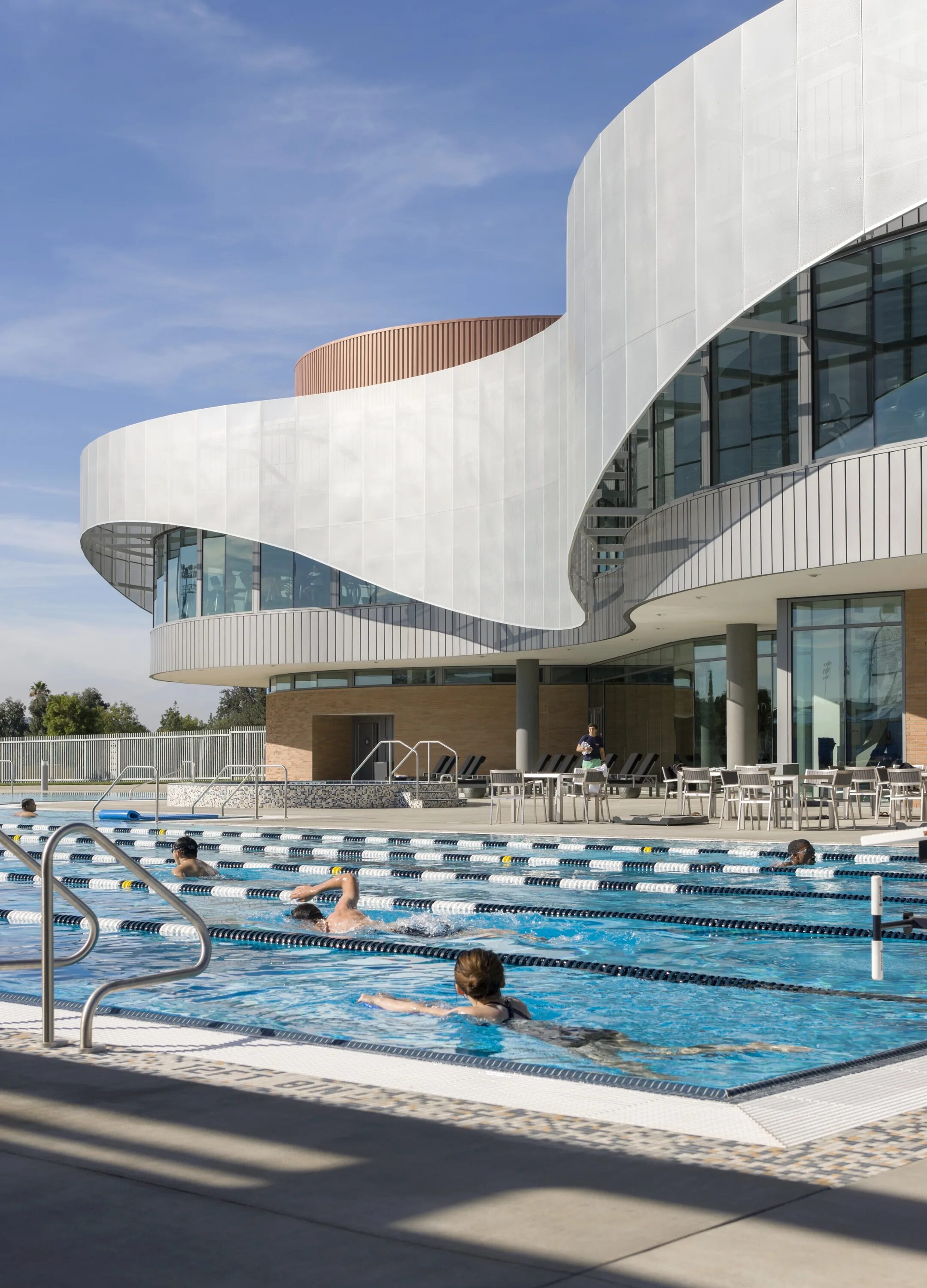 Спорткомплекс в Риверсайде, Калифорния. Бассейн архитектура спорткомплекс. Спортивный центр с бассейном в Германии архитектура. Современное здание с бассейном.
