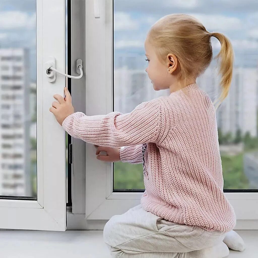 в детской открыто окно. в детской открыто окно. решетки на пластиковые окна от детей. ребенок открывает окно. в детской открыто окно.