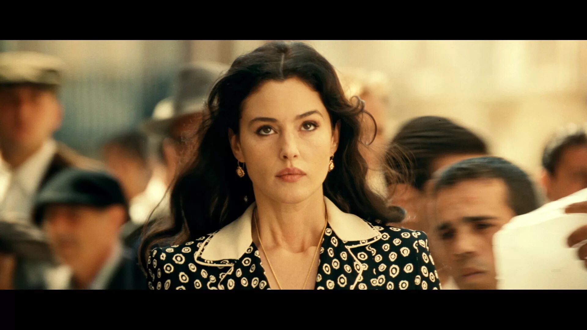 Малена значение. Моника беллуччи малена кадры. Сериал малена. Малена значение. Малена фильм 2000 обложка.