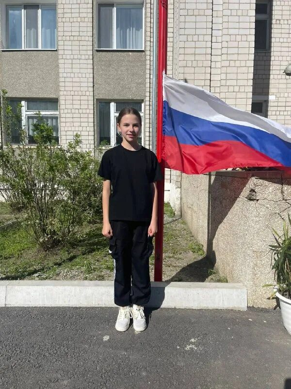 кулак знамя. наверху под потолком кто-то. задания на знаки препинания с однородными членами предложений. человек с флагом вектор. лукерья говорила тихо и слабо но без остановки.