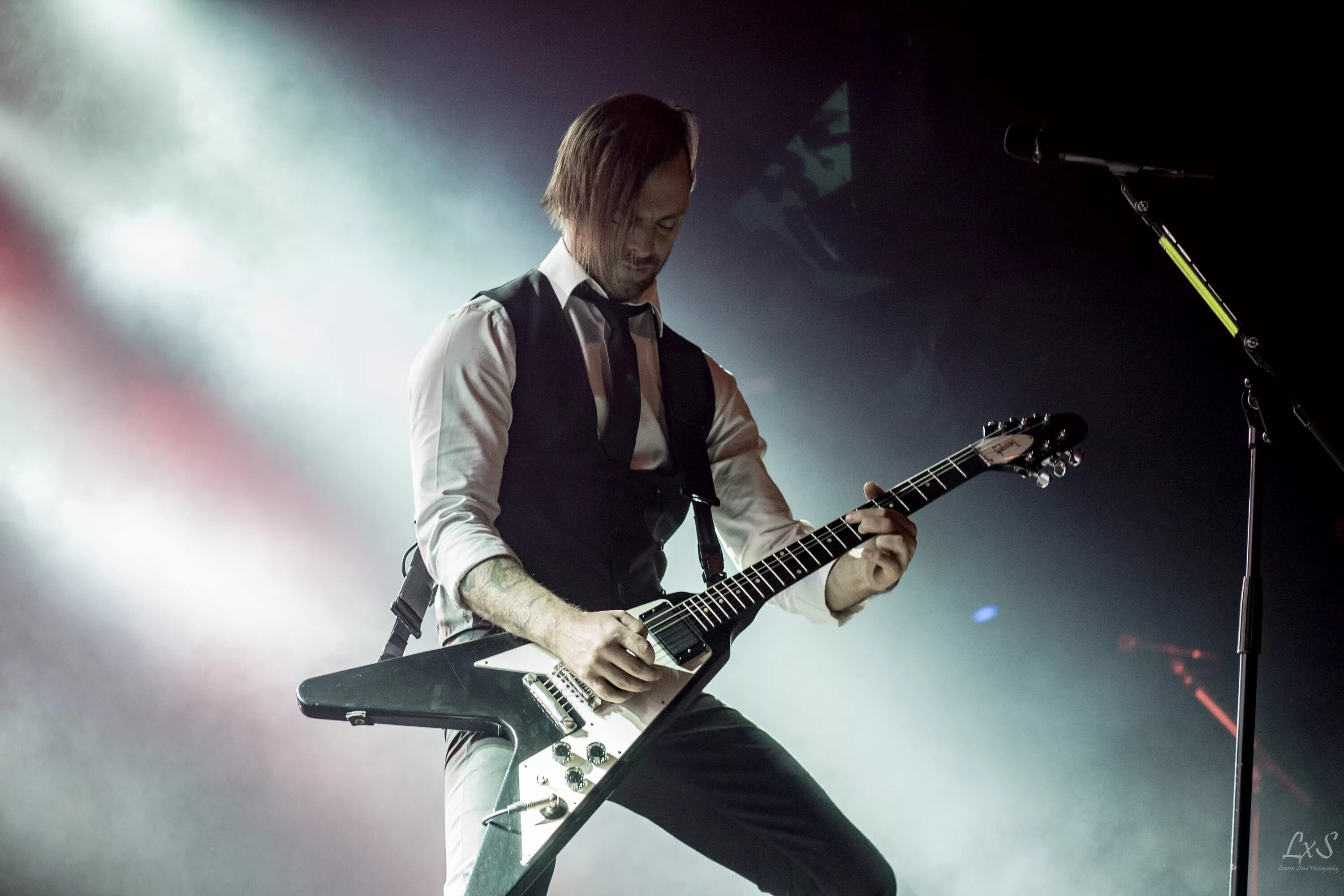 Bullet for my valentine demon. Басист bfmv. bullet for my valentine. bfmv 2009. bfmv 2009 live.