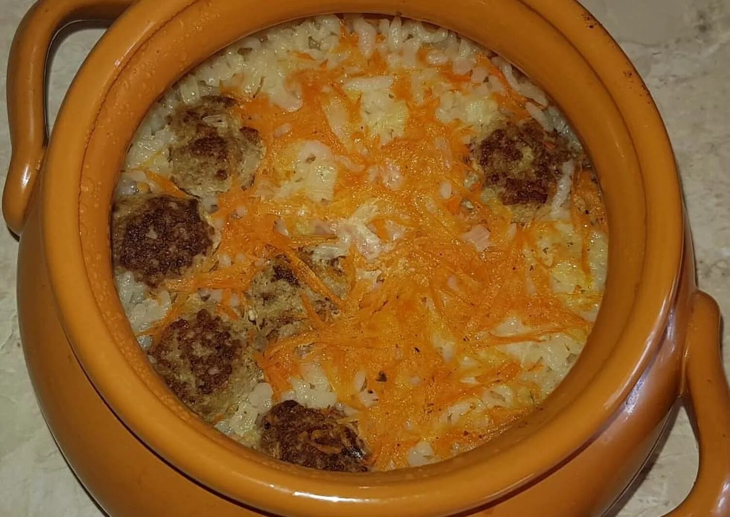 фарш в горшочках в духовке. блюда из фарша в горшочках. блюда из фарша в горшочках. картошка с фаршем в горшочках. картошка с фаршем в горшочках в духовке.