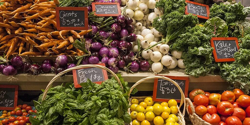 На рынке. Необычные продукты. Фрукты на рынке. На рынке продукция уникальна. На рынке.