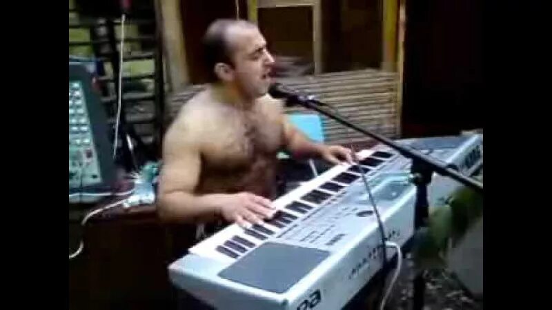Русский поет на армянском. Армянин на ютубе. Современные армянские музыканты. Азербайджанец поет. Армяне поют.