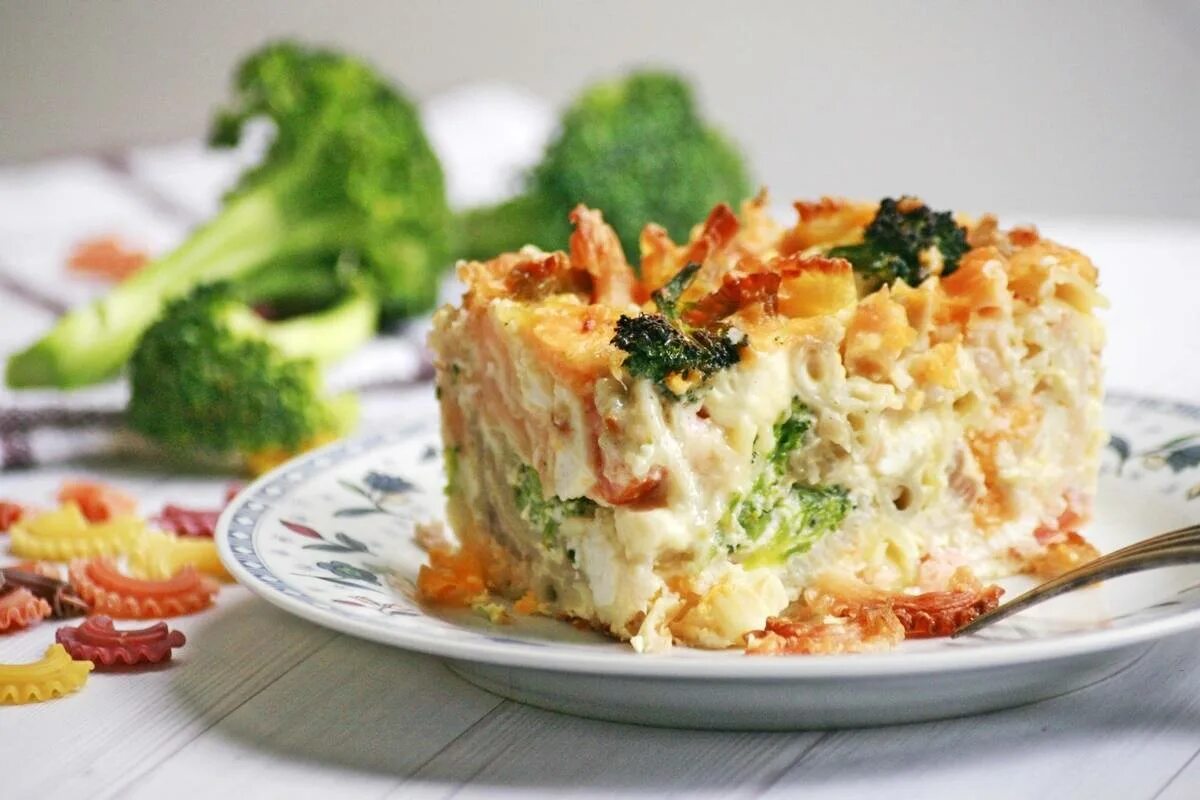 Макаронная запеканка с яйцом. Макаронник запеканка. картофельно мясная запеканка. запеканка из макарон. запеканка с брокколи.