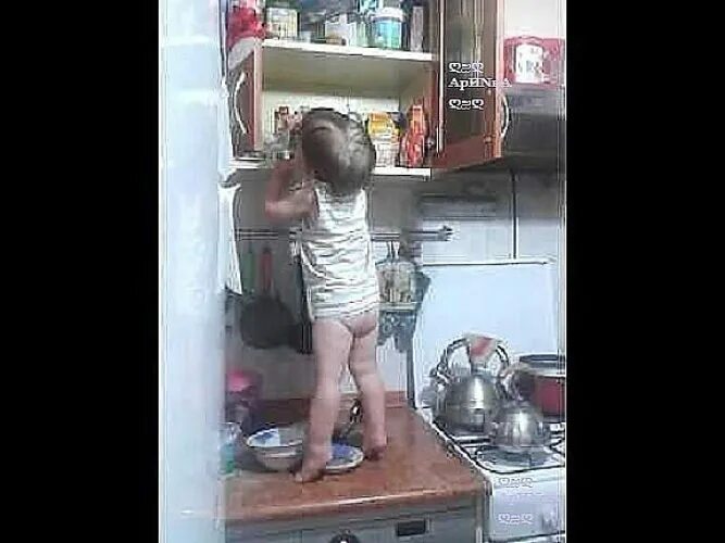 Ребенок лезет в шкаф. Ребенок лезет в шкаф на кухне. Дети залезли на кухонный гарнитур. Мама не ругай меня я нефть нашел. Мама увидела стоячий