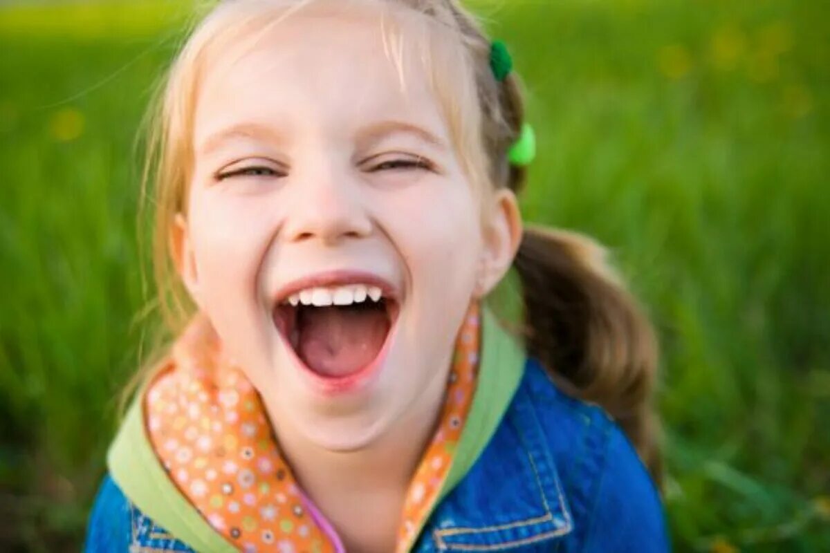 Язык молодой. Ребенок показывает язык. Дети с открытым ртом. Детский ротик. Девушка с высунутым языком.