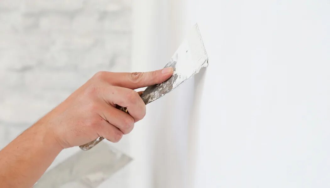 Шпатлёвка для стен. Идеальный подготовка поверхность стен фото. Wall coating. Wall coating. Маляр шпаклюет стену.