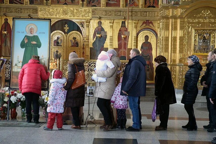 Как попасть к матроне московской очередь. Очередь к матроне московской. очередь к мощам матроны московской. очередь в храм святой матроны. матрона московская мощи очередь.