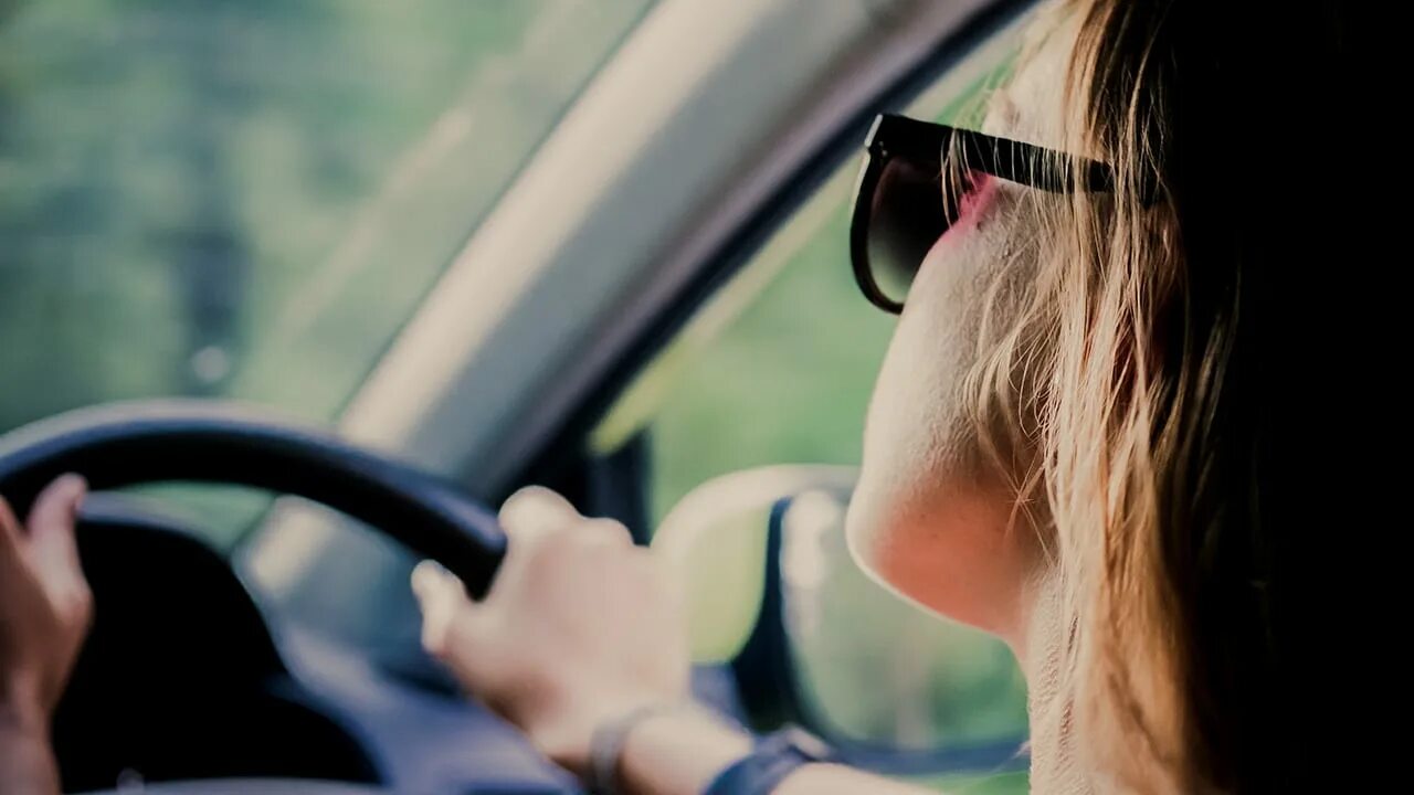 Девушка а рулем. Девушка в очках за рулем. девушка за рулем картинки. девочка за рулем волосы назад. девушка в платке за рулем.