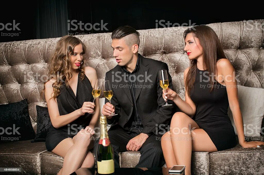 двое мужчин и одна женщина. властная женщина. парень и девушка. парень и девушка. двое мужа и девушка.