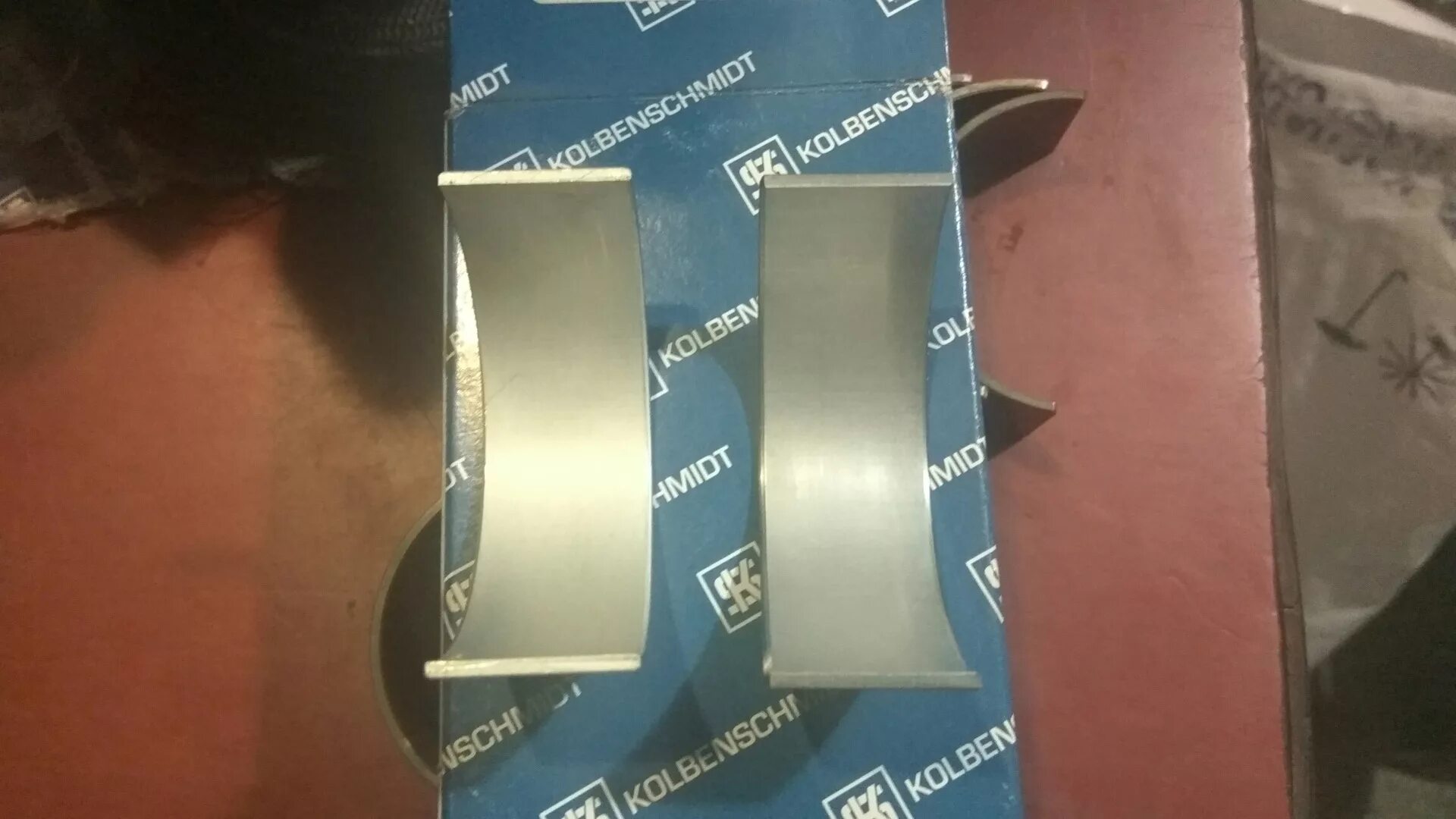 Рабочий и установочный вкладыш подшипник. Вкладыш шатуна. Шатунные вкладыши коленвала на т40 вн1. Как установить вкладыш шатунный. Шатун ваз 2106.